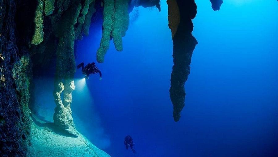 Belize, Great Blue Hole: tra stalattiti e squali